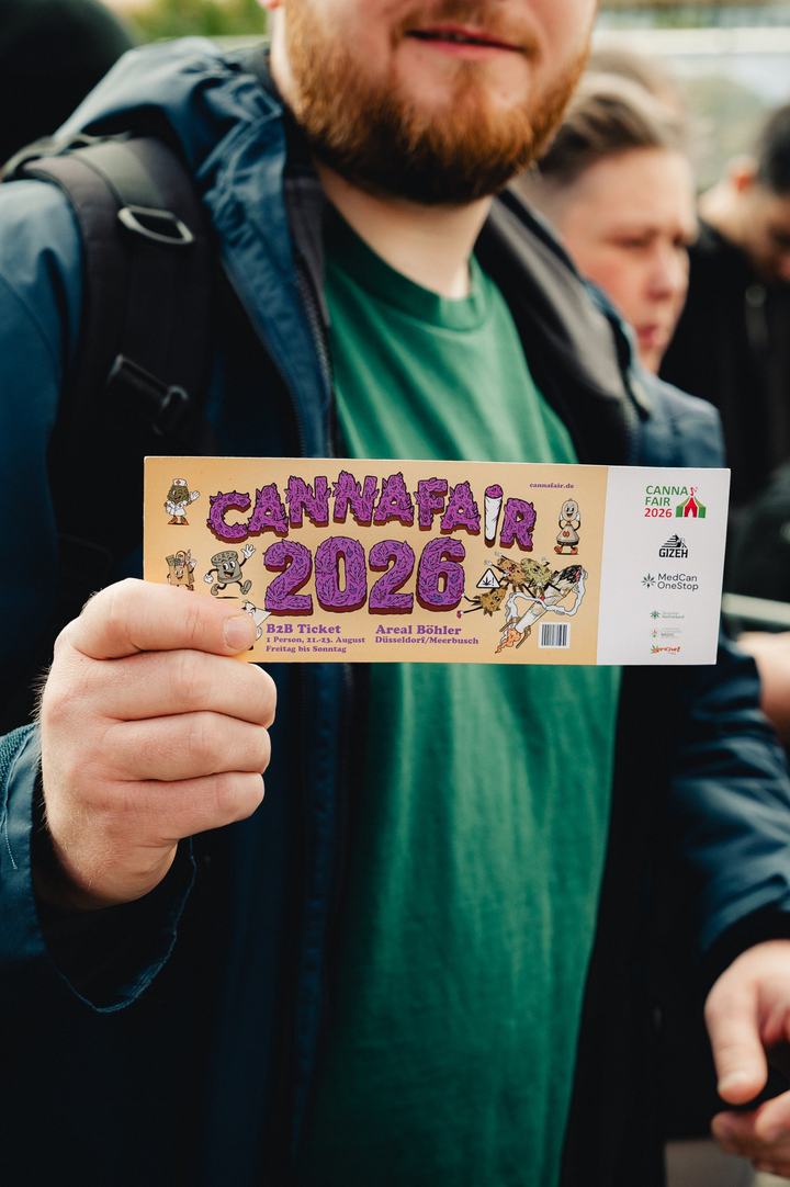 Besucher zeigt sein B2B-Ticket der Cannafair 2026