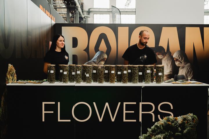 Stand von Roican mit Gläsern voller Blüten