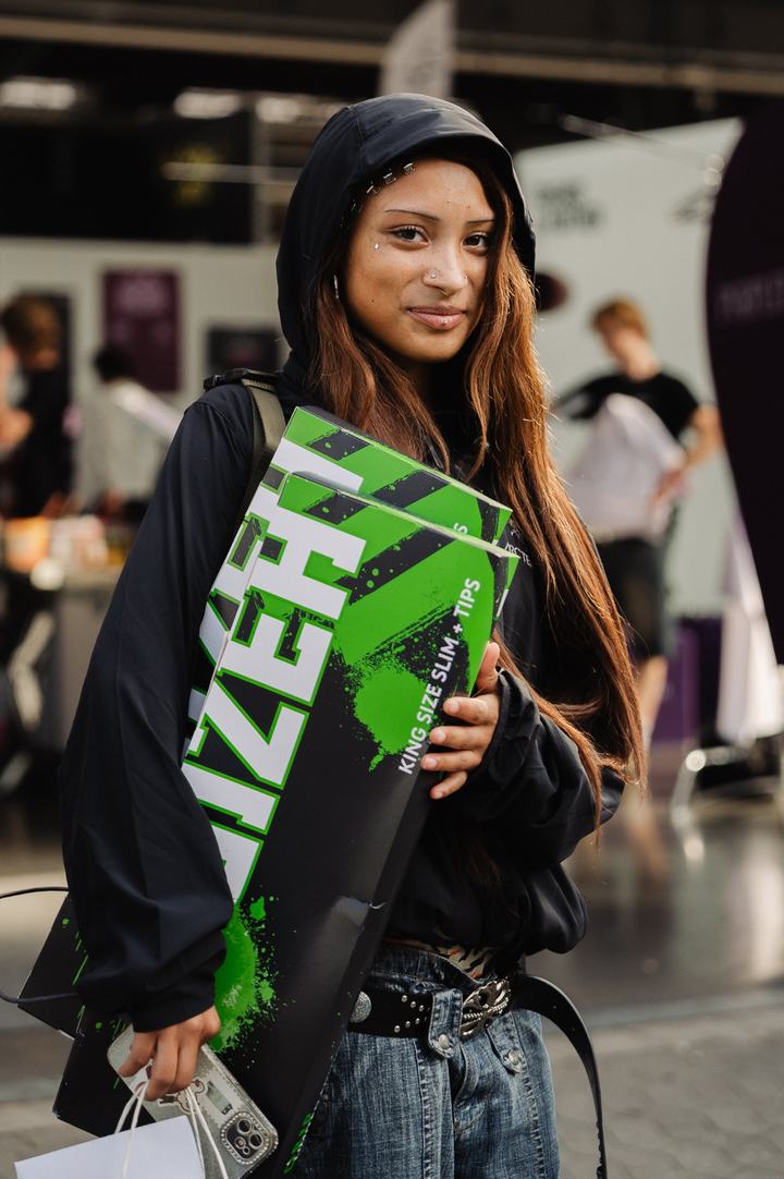 Besucherin mit Gizeh-Paket im Arm