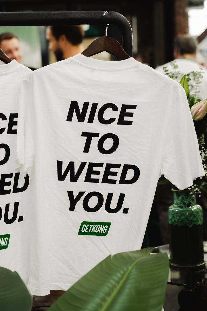 T-Shirt mit dem Aufdruck „Nice to weed you“ am Stand von Getkong