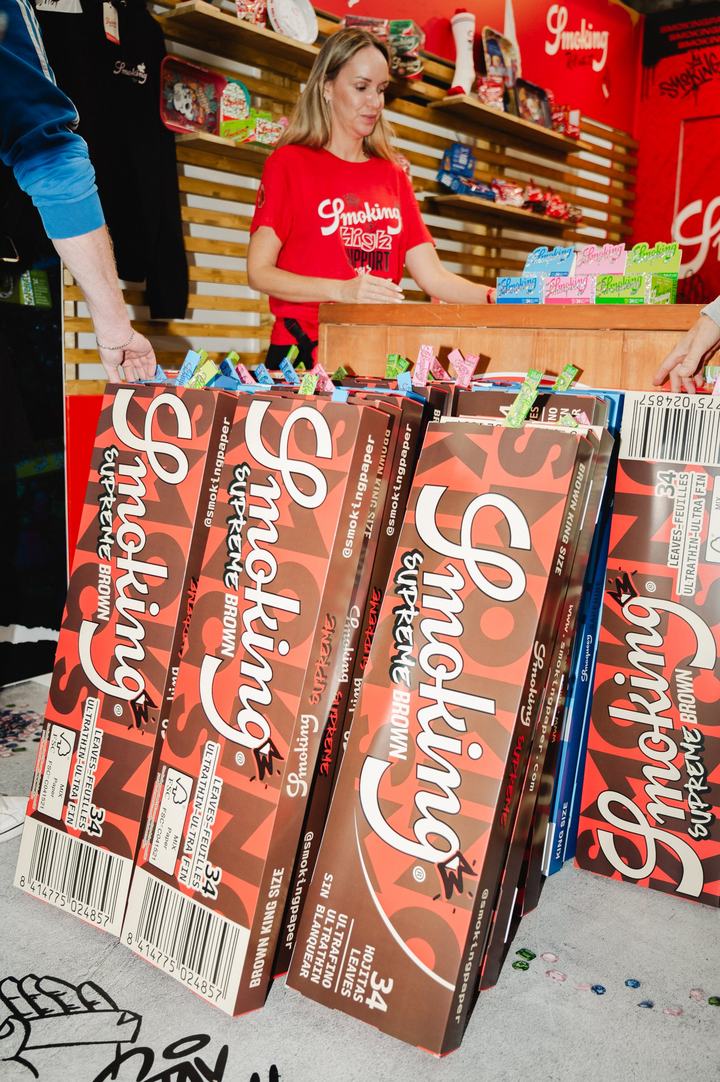 Stand von Smoking mit übergroßen Papers-Packungen