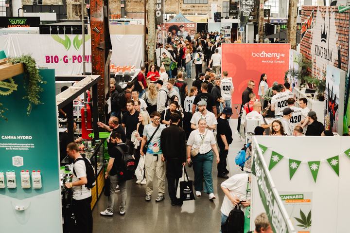 Volle Messegänge in der Halle, von oben fotografiert