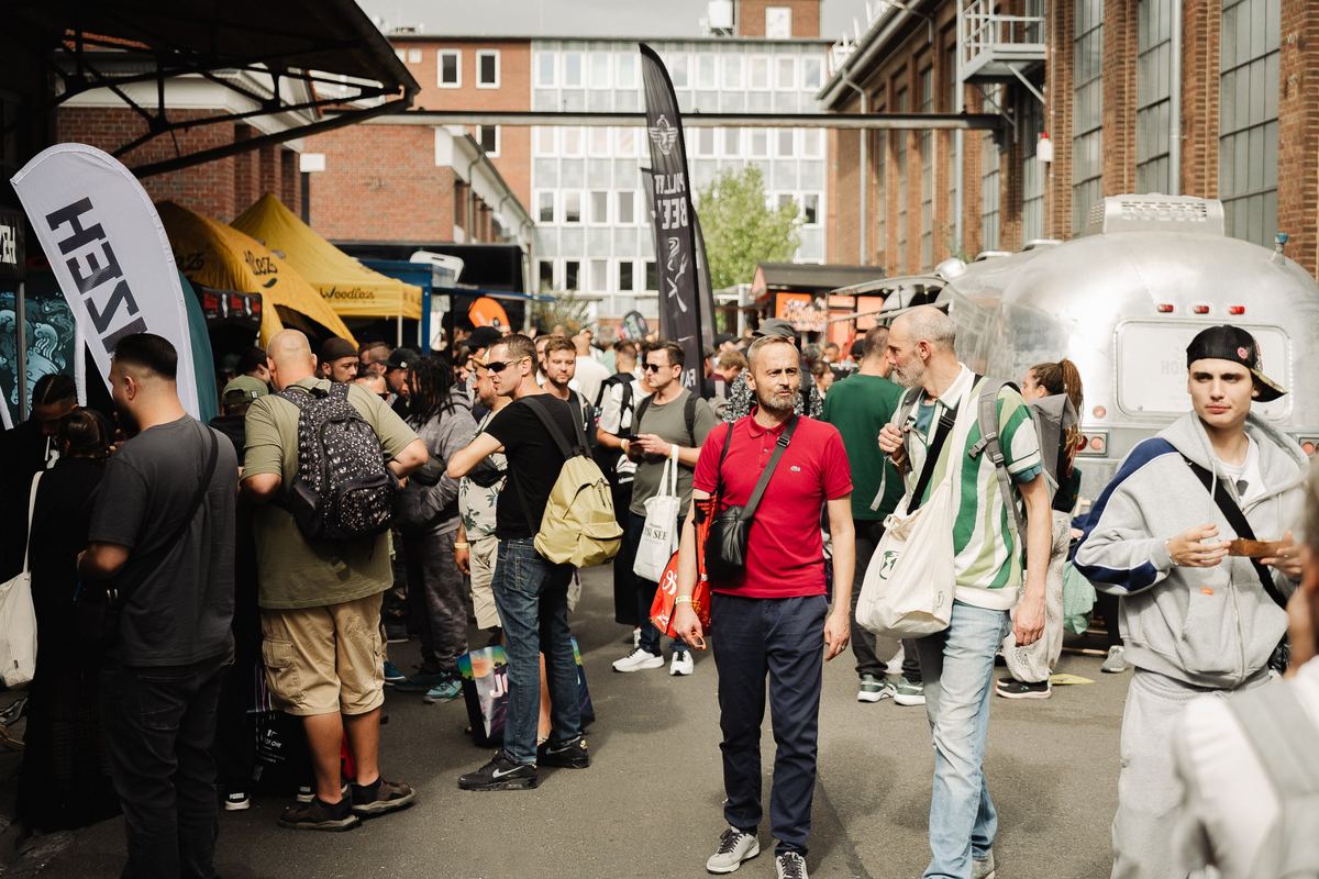 Außengelände mit Foodtrucks, Airstream-Wagen und vielen Besuchern