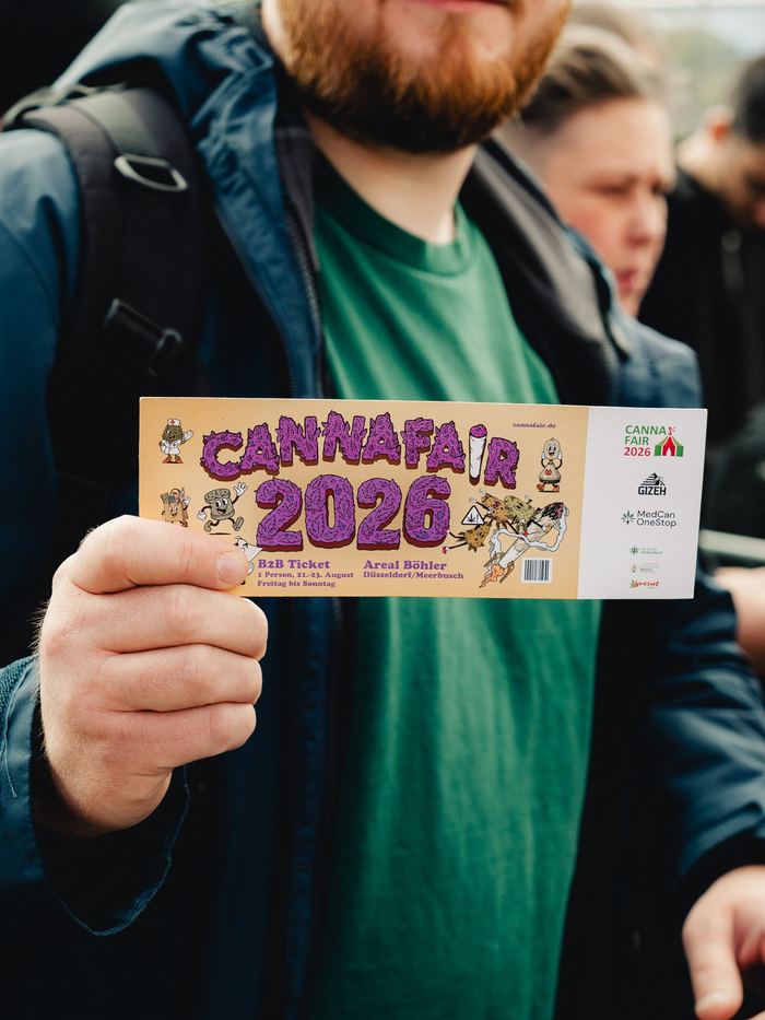 Besucher hält sein B2B-Ticket der Cannafair 2026 in die Kamera