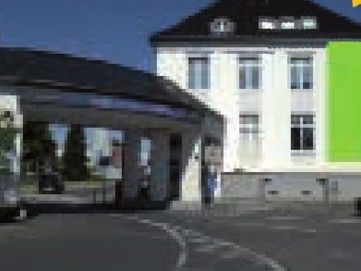 Beispielfoto: Banner am Eingang zum Areal, die grüne Fläche zeigt die Position
