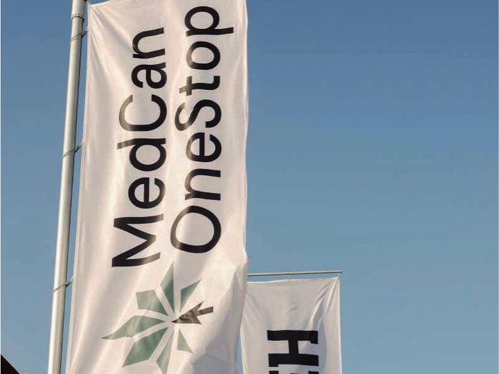 Beispielfoto: Flagge vor der Halle