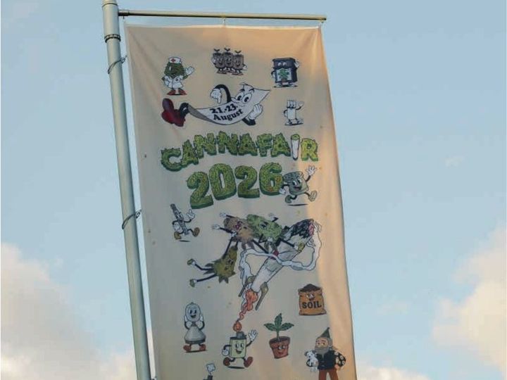 Beispielfoto: Flagge am Weg zum Eingang